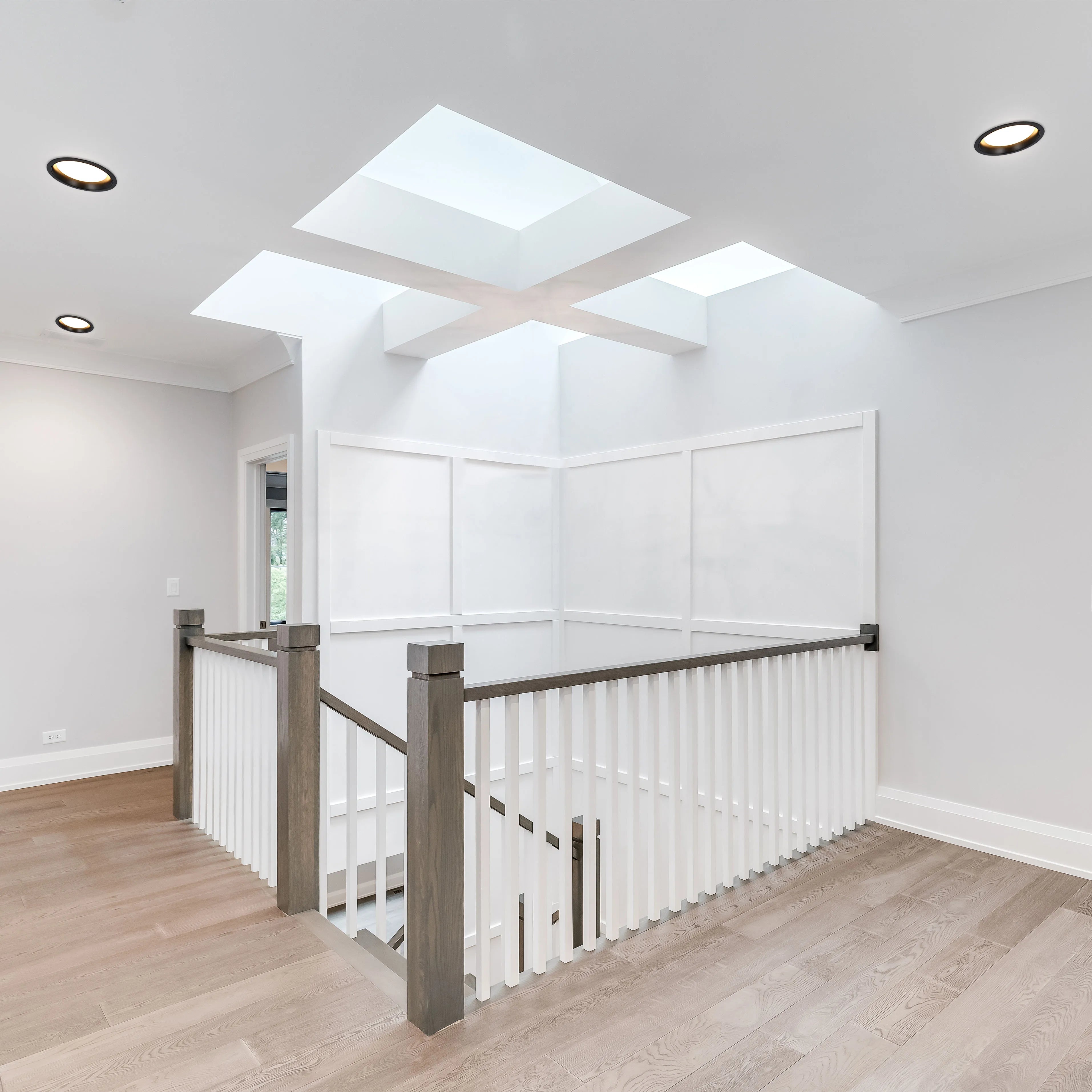 Circular Recessed LED Downlight - Black & White - Multiple Sizes