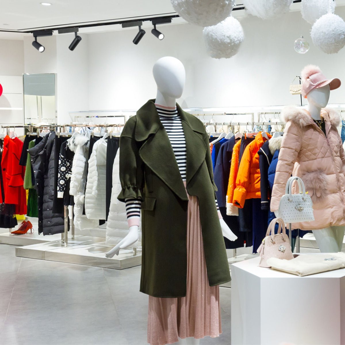 Interior application of Tracklight 3-wire Single Line 10W Cool White 4000K Black Body | TEKLED 174-039903