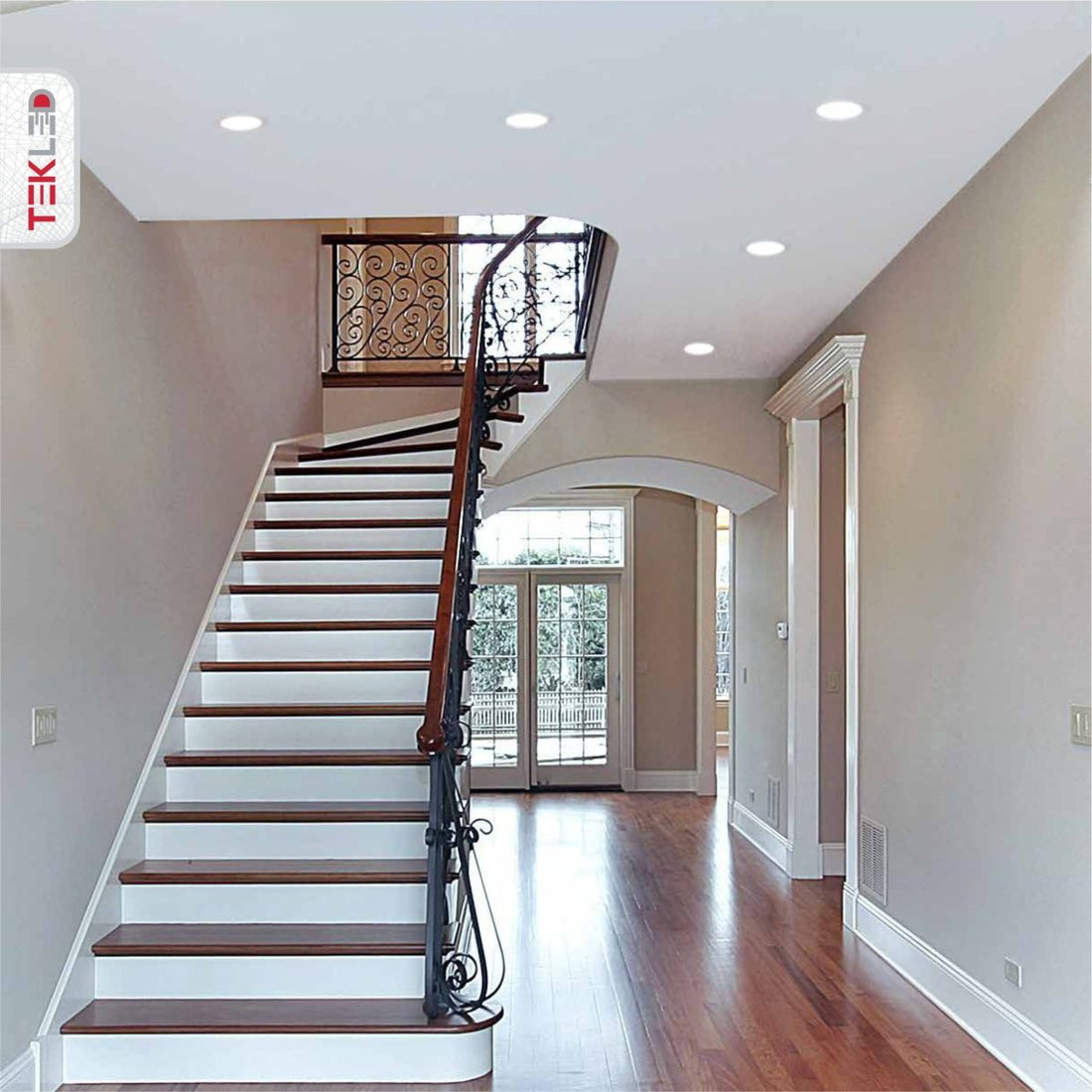 Downlight Led Round Slim Panel Light 18W 4000K Cool White D220Mm in indoor setting entrance stairs